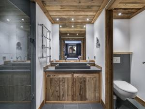 łazienka z umywalką i toaletą w obiekcie Magnifique appartement avec jacuzzi extérieur privé à Val d'Isère - FR-1-567-99 w mieście Val dʼIsère