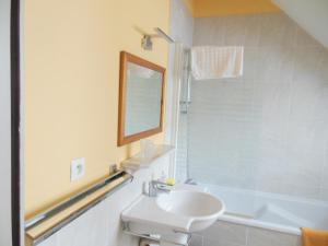 a bathroom with a sink and a mirror and a tub at Duplex face plage avec terrasse, 3 ch, 2 sdb, WiFi, ménage inclus - FR-1-376-113 in Boulogne-sur-Mer