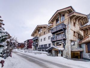 eine schneebedeckte Straße vor einem Gebäude in der Unterkunft Appartement Val-d'Isère, 4 pièces, 6 personnes - FR-1-567-99 in Val dʼIsère