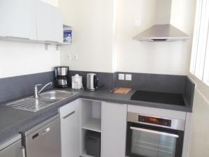 Kuchyňa alebo kuchynka v ubytovaní Appartement face plage Boulogne-sur-Mer - Balcon, WiFi, Terrasse commune, Tout inclus - FR-1-376-114
