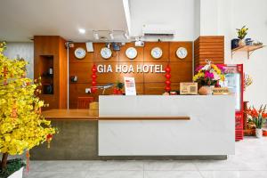 胡志明市的住宿－Gia Hoa Airport Hotel，墙上有时钟的柜台的餐厅