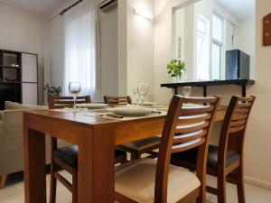 comedor con mesa de madera y sillas en G&G Apartments - Recoleta Boutique Experience en Buenos Aires