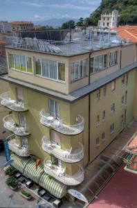un edificio con balcones en un lateral en Hotel Savoia, en Finale Ligure
