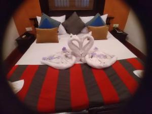 a bed with two swans in the shape of a heart at The Heritage Ambepussa in Ambepussa