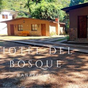 uma casa com as palavras construiu o amor dedois em frente dela em Hotel del Bosque em Panajachel
