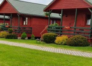 Vonkajšia záhrada v ubytovaní Domki nad morzem U Sevilli Darłowo Darłówko