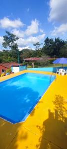 Der Swimmingpool an oder in der Nähe von Quinta Villa Sarita Melgar Tolima