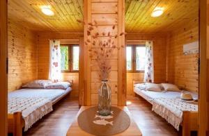 ダルウォボにあるU Sevilli domki letniskoweのログキャビン内のベッド2台が備わる部屋です。