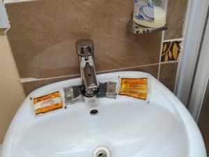 uma torneira num lavatório branco na casa de banho em Suites Pozos Mágico em San Luis de la Paz