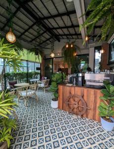 The Touch Green Naiyang Hotel & Fitness في شاطئ ناي يانغ: مطعم مع كونتر بالنباتات على الارض