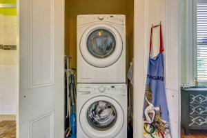 a washing machine and a dryer in a room at AbFab Seaside Cottage in Galveston