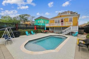 Bazén v ubytování AbFab Seaside Cottage nebo v jeho okolí