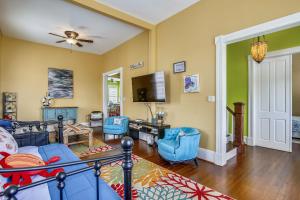 TV a/nebo společenská místnost v ubytování AbFab Seaside Cottage