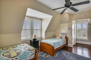 Postel nebo postele na pokoji v ubytování AbFab Seaside Cottage + 19 fotografií