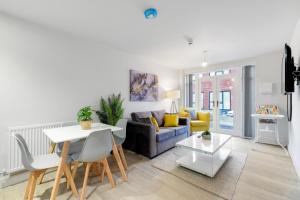 uma sala de estar com um sofá e uma mesa em Infra Mews, Superb Delightful Apartments Perfect for Contractors & Long Stays, 1, 2 & 4 Bedroom, WiFi & Parking em Milton Keynes