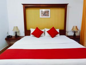 Postel nebo postele na pokoji v ubytování Lake Reach Hotel