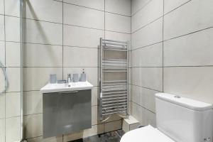 uma casa de banho branca com um WC e um lavatório em Infra Mews, Superb Delightful Apartments Perfect for Contractors & Long Stays, 1, 2 & 4 Bedroom, WiFi & Parking em Milton Keynes