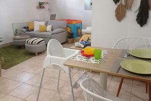 - un salon avec une table, des chaises et un canapé dans l'établissement Relaxing Studio Apt, 1 min to Highway, Parking, à Athènes