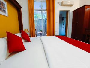 Postel nebo postele na pokoji v ubytování Lake Reach Hotel