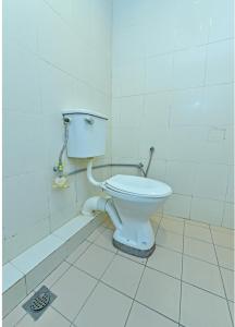 a bathroom with a white toilet in a room at OYO 43933 Ferringhi Stay Iinn in Batu Ferringhi