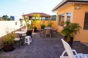 an outdoor patio with tables and chairs and plants at Hotel Palace Ejecutivo in San Pedro Sula
