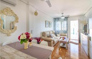 卡塔赫納的住宿－Gorgeous Home In Cartagena With Wifi，客厅配有桌子和沙发