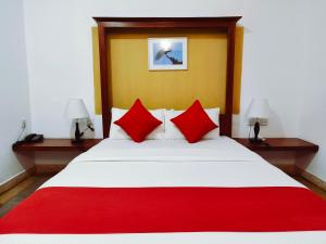 Postel nebo postele na pokoji v ubytování Lake Reach Hotel
