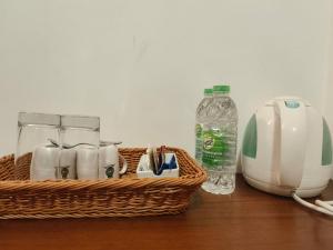 Příslušenství pro přípravu čaje a kávy v ubytování Lake Reach Hotel