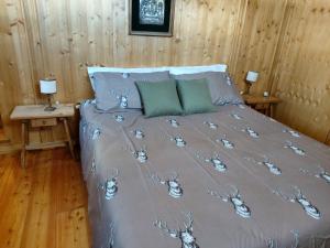 1 cama en una habitación con 2 mesitas de noche y 2 lámparas en Ca' Myosotis, en Cortina dʼAmpezzo