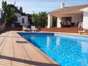 una piscina frente a una casa en Villa 81 amazing villa in a fantastic location on Oura Beach Albufeira, en Albufeira