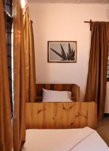 um quarto com uma cama de madeira em Dar Mar Hostel & Coworking em Paje