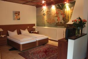 a bedroom with a bed and a tv in it at Hotel Restaurant Da Franco in Rastatt