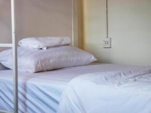 Postel nebo postele na pokoji v ubytování ATOM Poshtel
