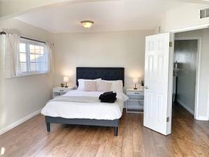 Un dormitorio con una cama con una bolsa negra. en Hot Tub . Near Freeway . Quick 2 Theme Parks/Beach en Huntington Beach