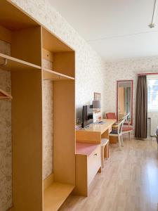 Habitación con escritorio y ordenador. en Säters Stadshotell, en Säter