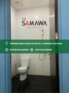W pokoju znajduje się łazienka z białą toaletą. w obiekcie Villa Samawa w mieście Malang