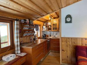 Kuchyň nebo kuchyňský kout v ubytování Quiet chalet in Niedernsill Salzburg
