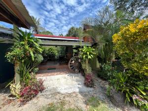 uma casa com um pátio com um vagão em Garden Bungalow Resort em Thai Muang