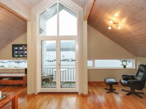 Μια τηλεόραση ή/και κέντρο ψυχαγωγίας στο Five-Bedroom Holiday home in Jelsa 3