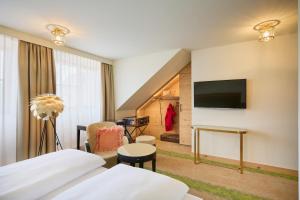 TV a/nebo společenská místnost v ubytování Hotel Lechnerhof Unterföhring