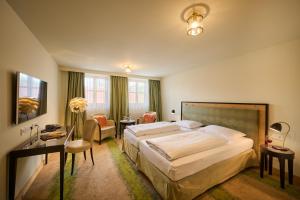 Postel nebo postele na pokoji v ubytování Hotel Lechnerhof Unterföhring