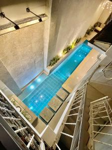 a swimming pool in the middle of a building at Ayenda Casa Roman in Cartagena de Indias