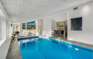 Bazén v ubytování Gorgeous Home In Blvand With Sauna nebo v jeho okolí