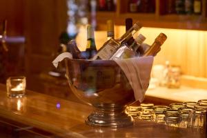 un cubo de botellas de vino sentado en un mostrador en Hotel Lechnerhof Unterföhring en Múnich