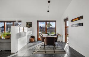 eine Küche und ein Esszimmer mit einem Tisch und Stühlen in der Unterkunft Beautiful Home In lbk With Wifi in Ålbæk
