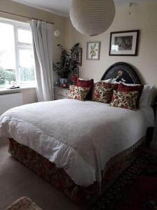 um quarto com uma cama grande e uma janela em Escape to the Country in wonderful Worcestershire em Ombersley