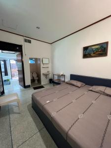 1 dormitorio con 1 cama grande en una habitación en Garden Bungalow Resort, en Thai Muang