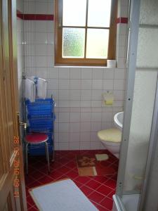 Ett badrum på Privatzimmer Anneliese