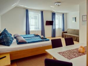 a living room with a bed and a table at Gasthof zum Postwirt in Predlitz