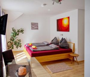 Predlitz的住宿－Gasthof zum Postwirt，一间卧室配有一张带红色毯子的床